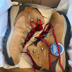 NWT Columbia Women’s Hiking Boots